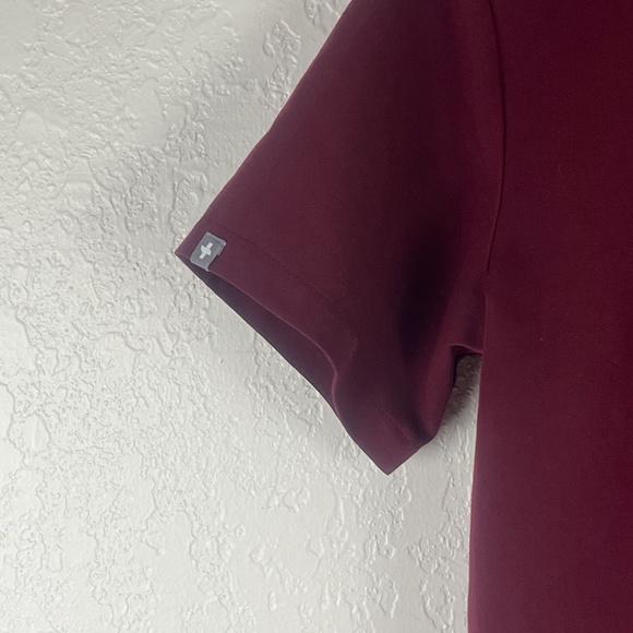 Figs Men’s Leon Three Pockets Scrub Top Sz XS Maroon Medical PO 1619 - Picture 4 of 9